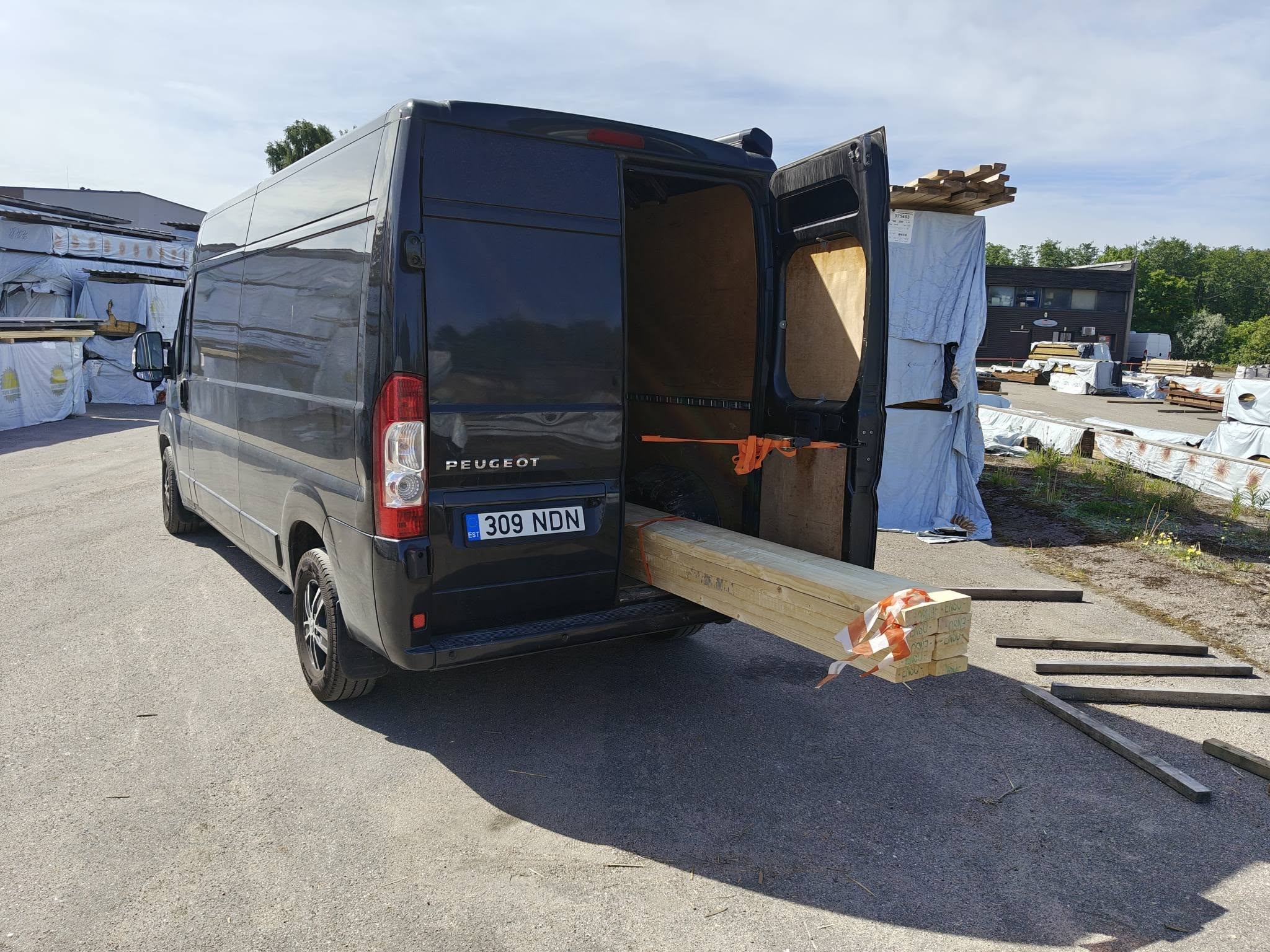 Puitmaterjali laadimine kaubikusse